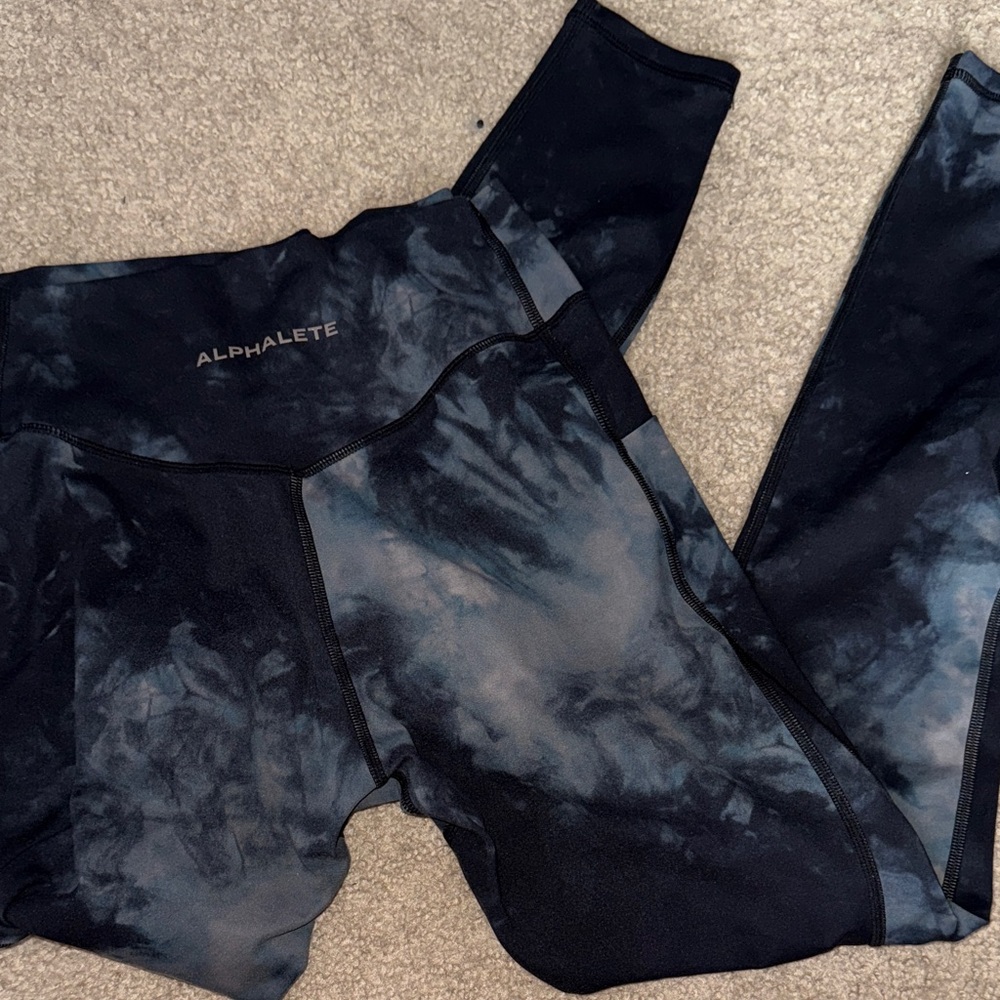 Alphalete surface pocket legging